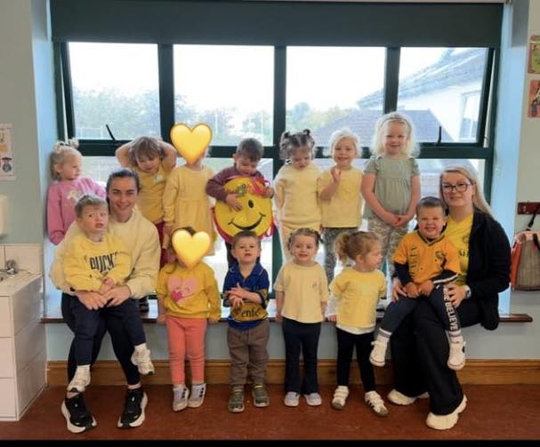 Children dressed in yellow.